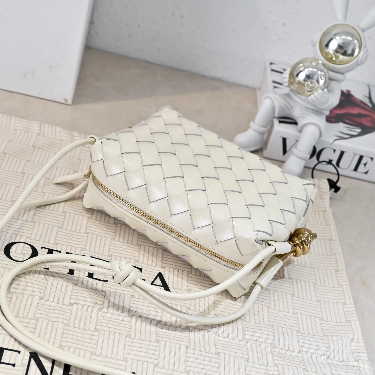 Batch 1560 𝗕𝗼𝘁𝘁𝗲𝗴𝗮 𝗩𝗲𝗻𝗲𝘁𝗮———— The latest version of the loop camera bag💥 from BV’s King of Cost-Effectiveness counter, large woven texture➕Ultra-high quality cow wax leather as always, with zipper, hardware decoration on both sides, adjustable drawstring, especially suitable for the tummy💫Can hold anything, very light weight, suitable🈴️for girls of all ages, size: 17*10*6cm Style number: 6125